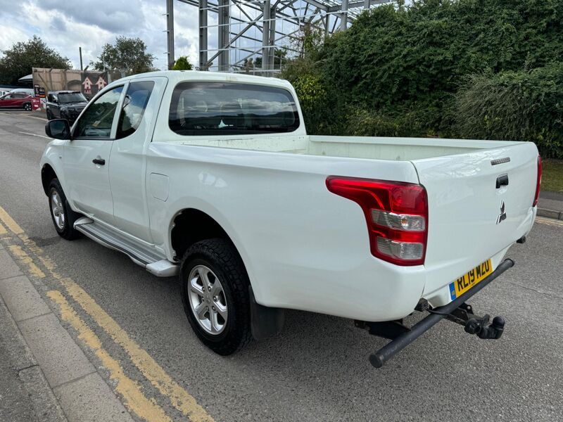 MITSUBISHI L200