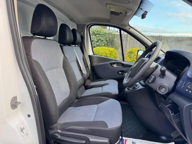VAUXHALL VIVARO