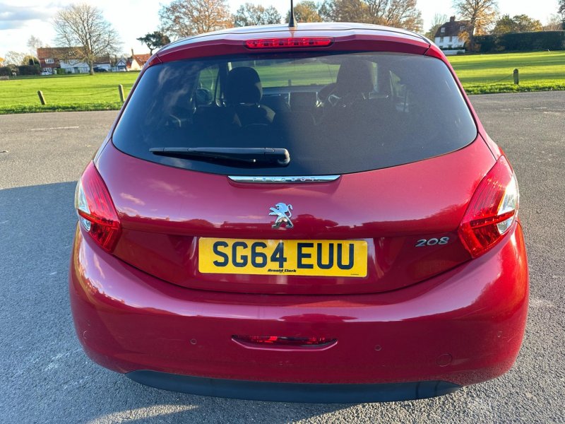 PEUGEOT 208