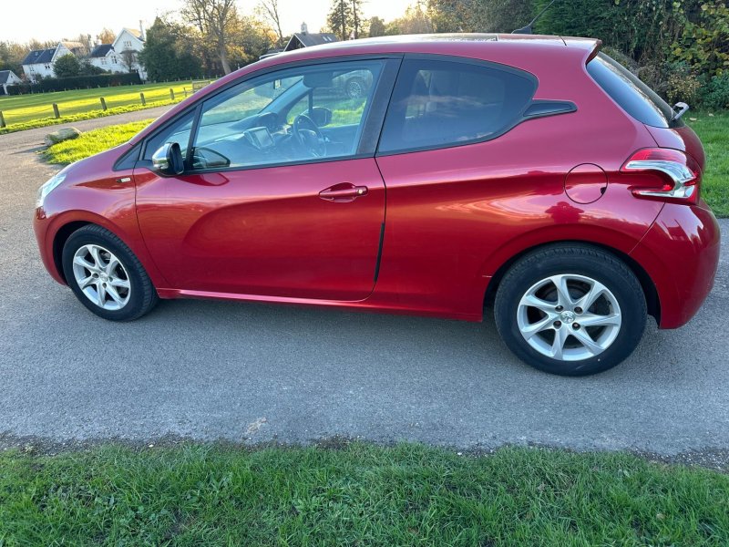 PEUGEOT 208
