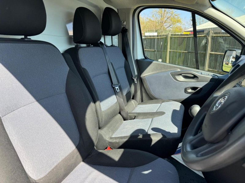 VAUXHALL VIVARO