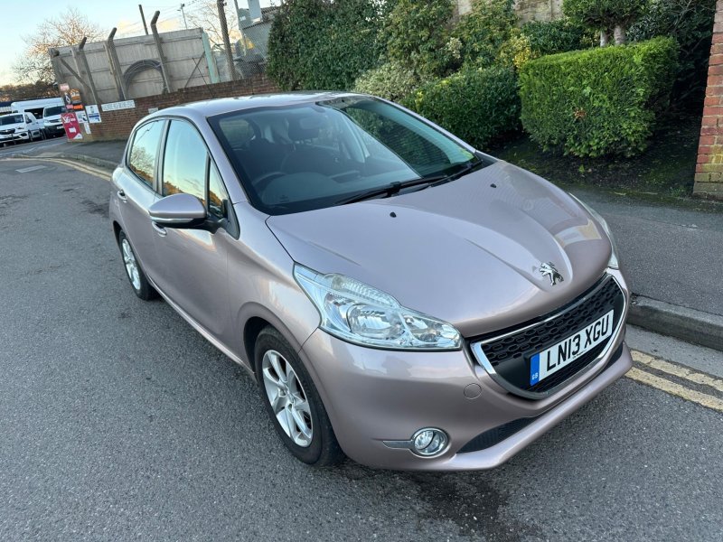 PEUGEOT 208
