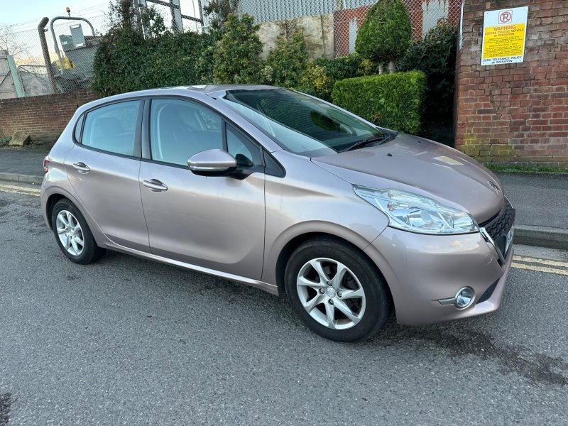PEUGEOT 208