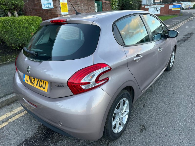 PEUGEOT 208