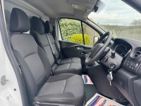 NISSAN NV300