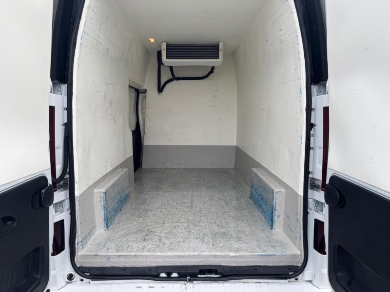NISSAN NV300