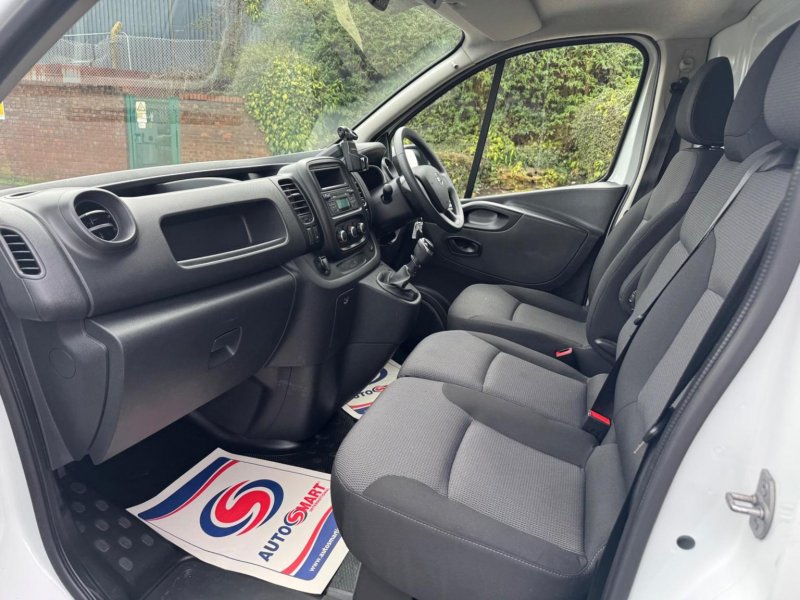 NISSAN NV300